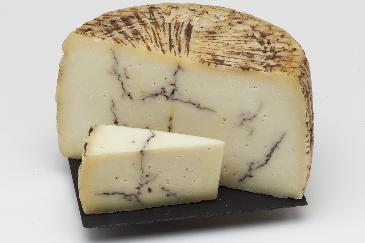 la-Sicile-Authentique-fromages-pecorino-vieilli-aux-truffes